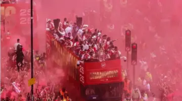 قام مشجعو أرسنال “بتلوين” لندن باللون الأحمر احتفالاً بفوزهم بلقب الدوري الإنجليزي الممتاز.
